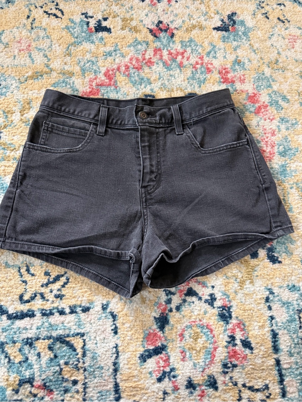 High-Waist Black Denim Shorts – Classic Everyday Style